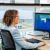 Collega achter computer met creditmanagent template op de pc