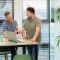 Quercis collega's overleg achter de laptop