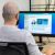 Collega achter computer met HR template op de pc