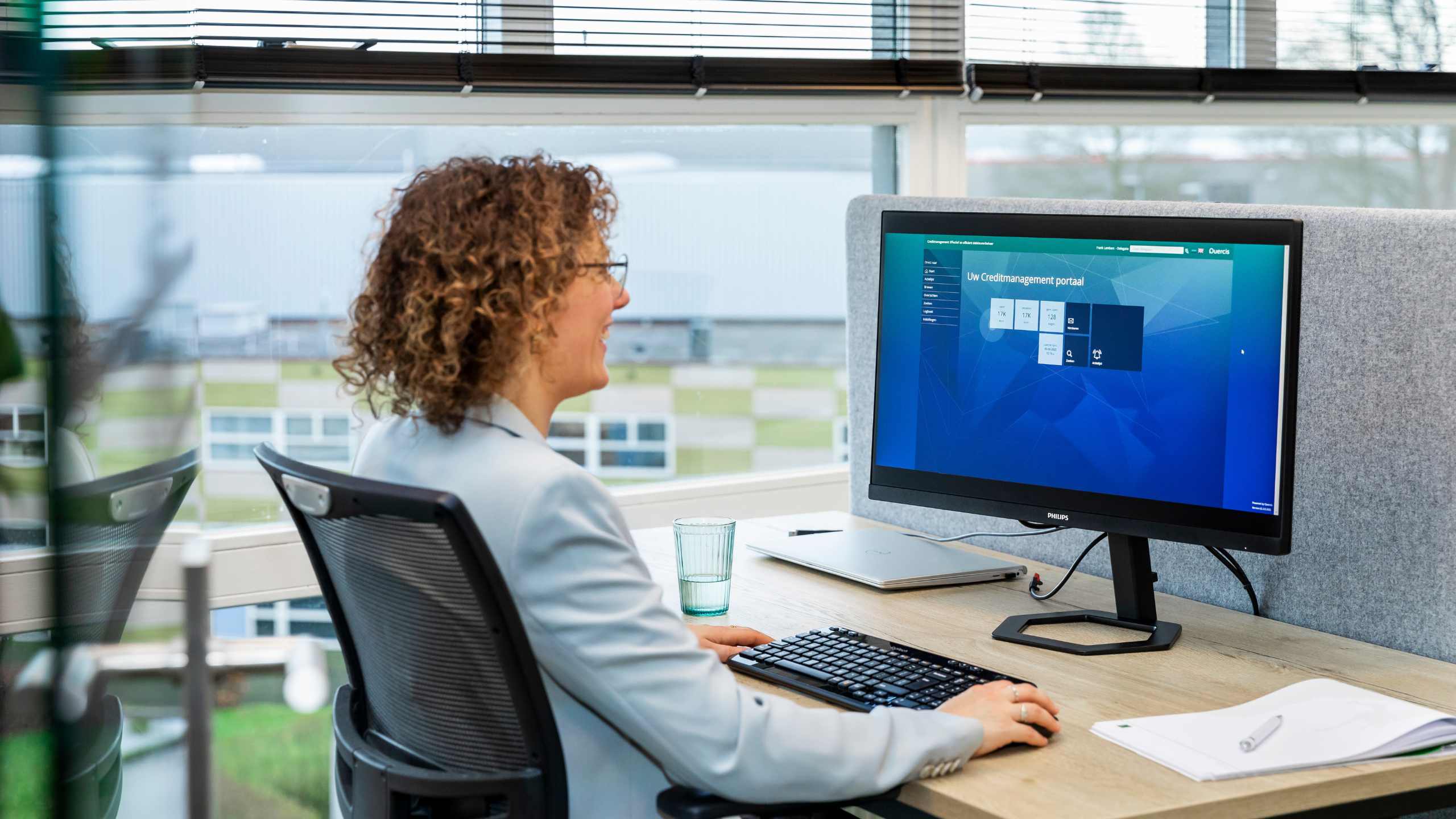 Collega achter computer met creditmanagent template op de pc
