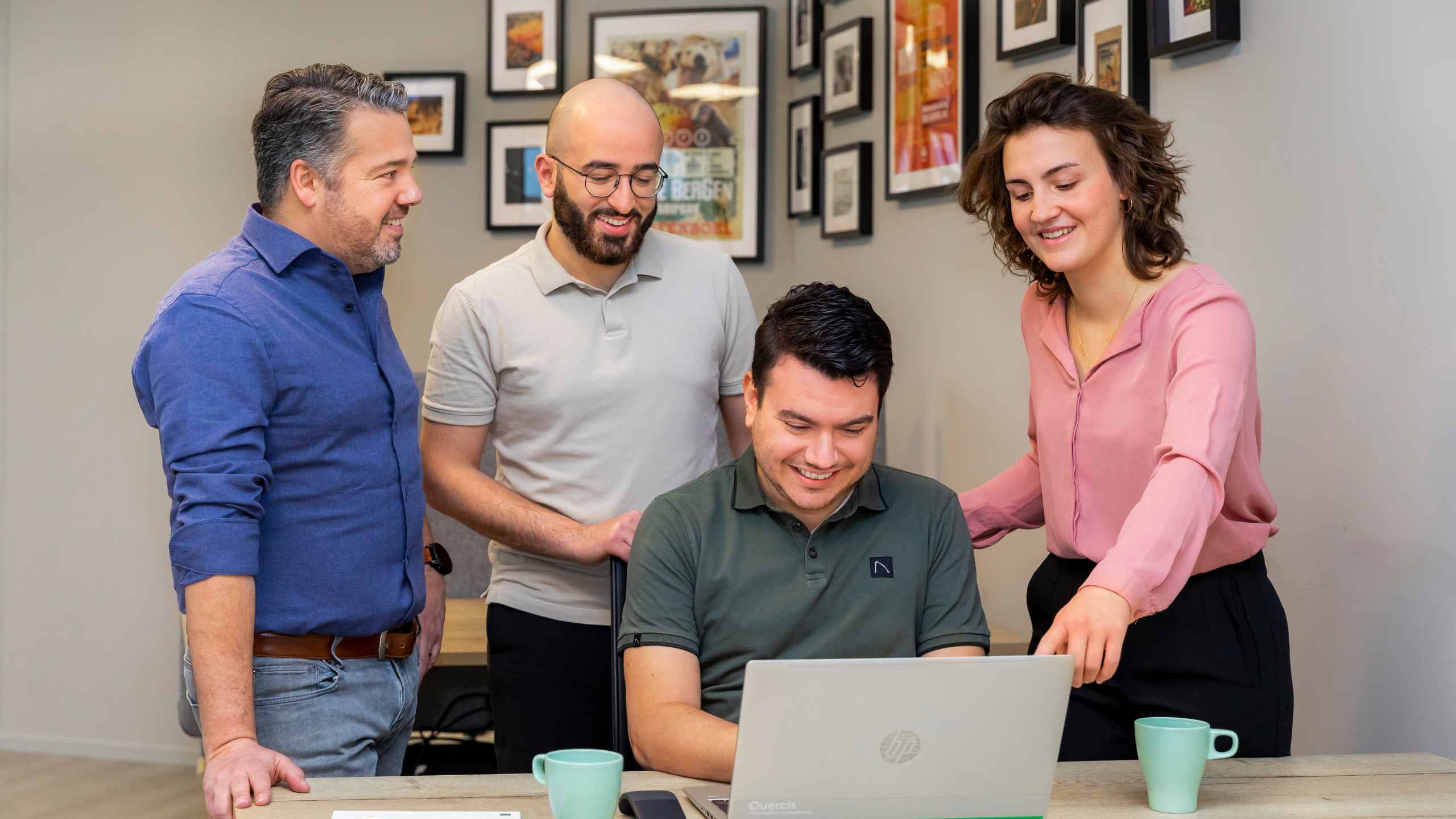 Meeting tussen 4 collega's achter laptop