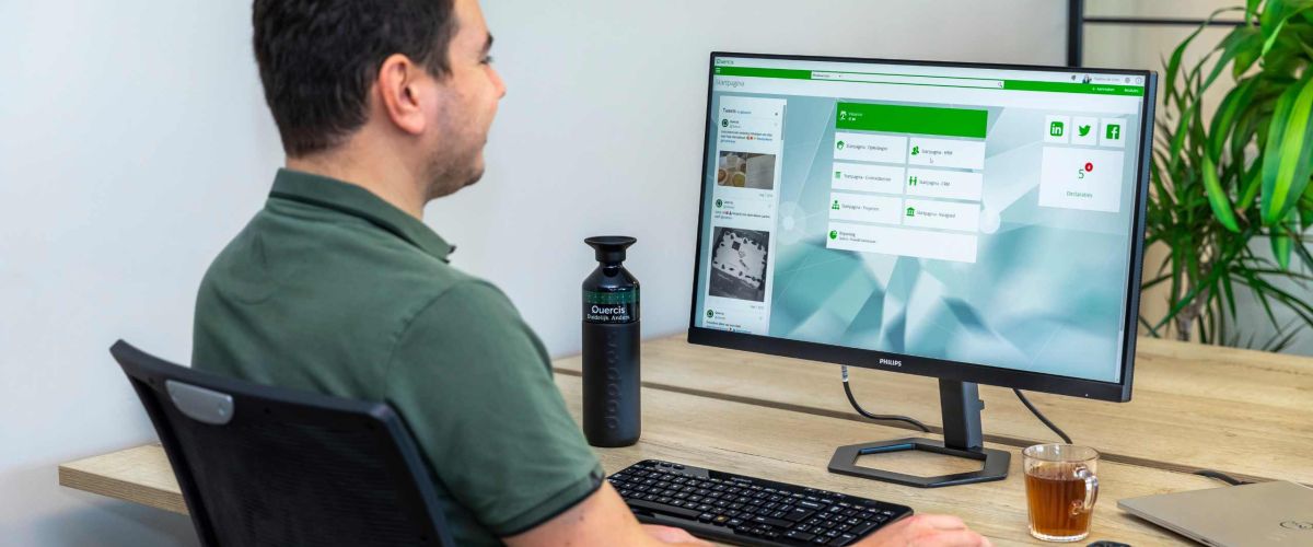 Collega achter computer met Exact synergy op de pc