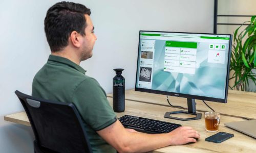 Collega achter computer met Exact synergie op de pc