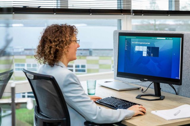 Collega achter computer met HR template op de pc