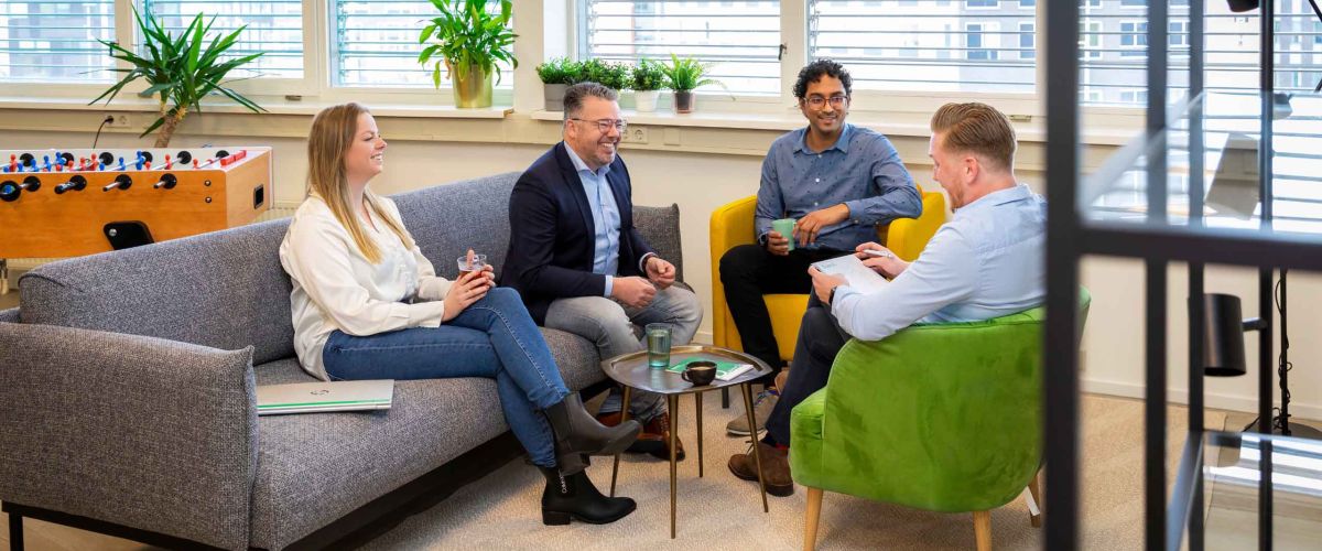 Collega achter computer met Exact synergy op de pc