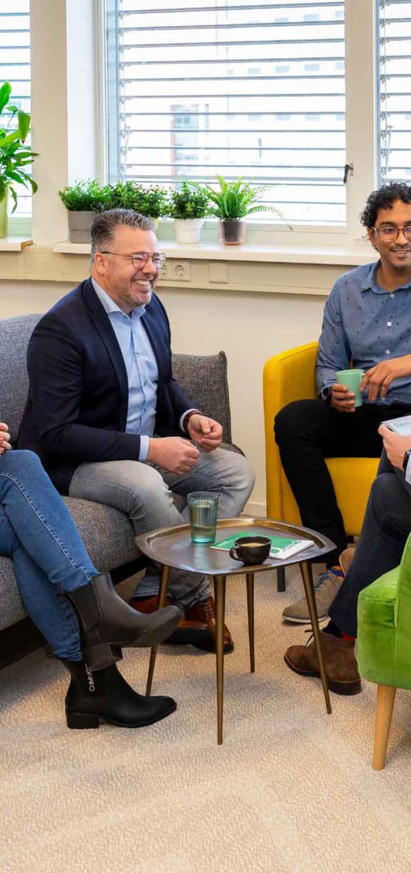 Collega achter computer met Exact synergie op de pc